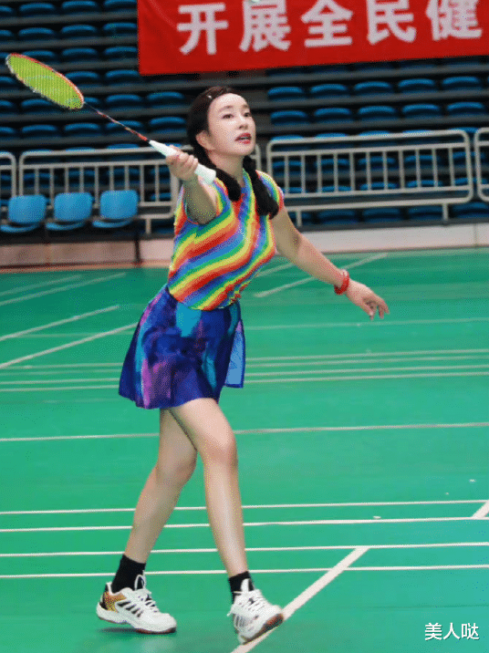 刘晓庆|69岁刘晓庆皮肤光滑无皱纹，穿短裙青春逼人，凹凸身材真有“料”