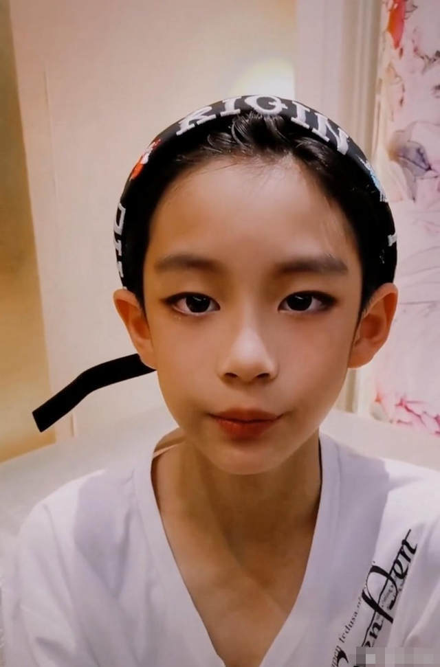 曹颖|48岁前央视主持晒儿子写真，五官精致似建模脸，颜值气场不输妈