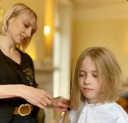 英国男孩从出生就没剪过头发,如今毅然剪掉40公分长发,原因超暖