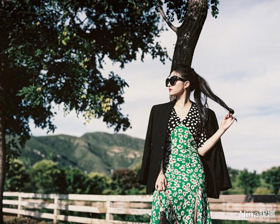 刘亦菲|不愧是全球代言人！刘亦菲穿改良西装高调上线，路人随拍侧颜绝美