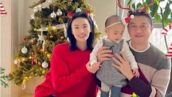 李亚鹏|李亚鹏全家福照曝光，夫妇二人陪女儿过圣诞节，温馨幸福其乐融融