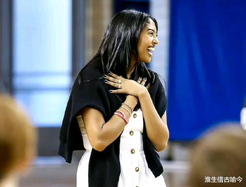 帅哥 科比19岁大女儿，身高1.8米体重180斤皮肤黝黑，交往白人帅哥男友