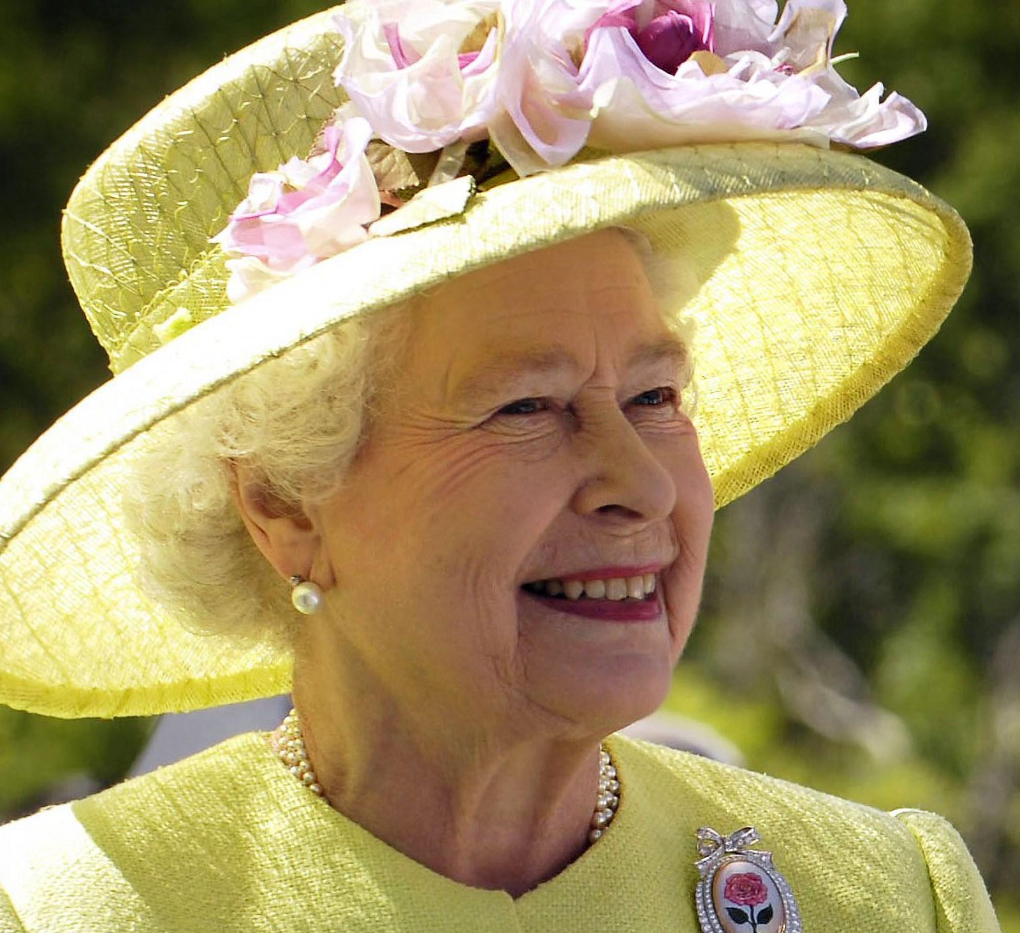 英国女王逝世前,遛狗烧烤散步心情好,知情人称她是突然去世
