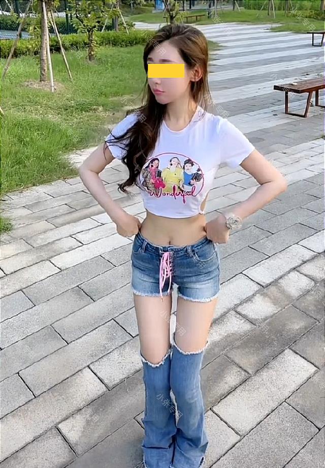 小区内,一女子穿着清凉和男友约会,网友赞:身材真好