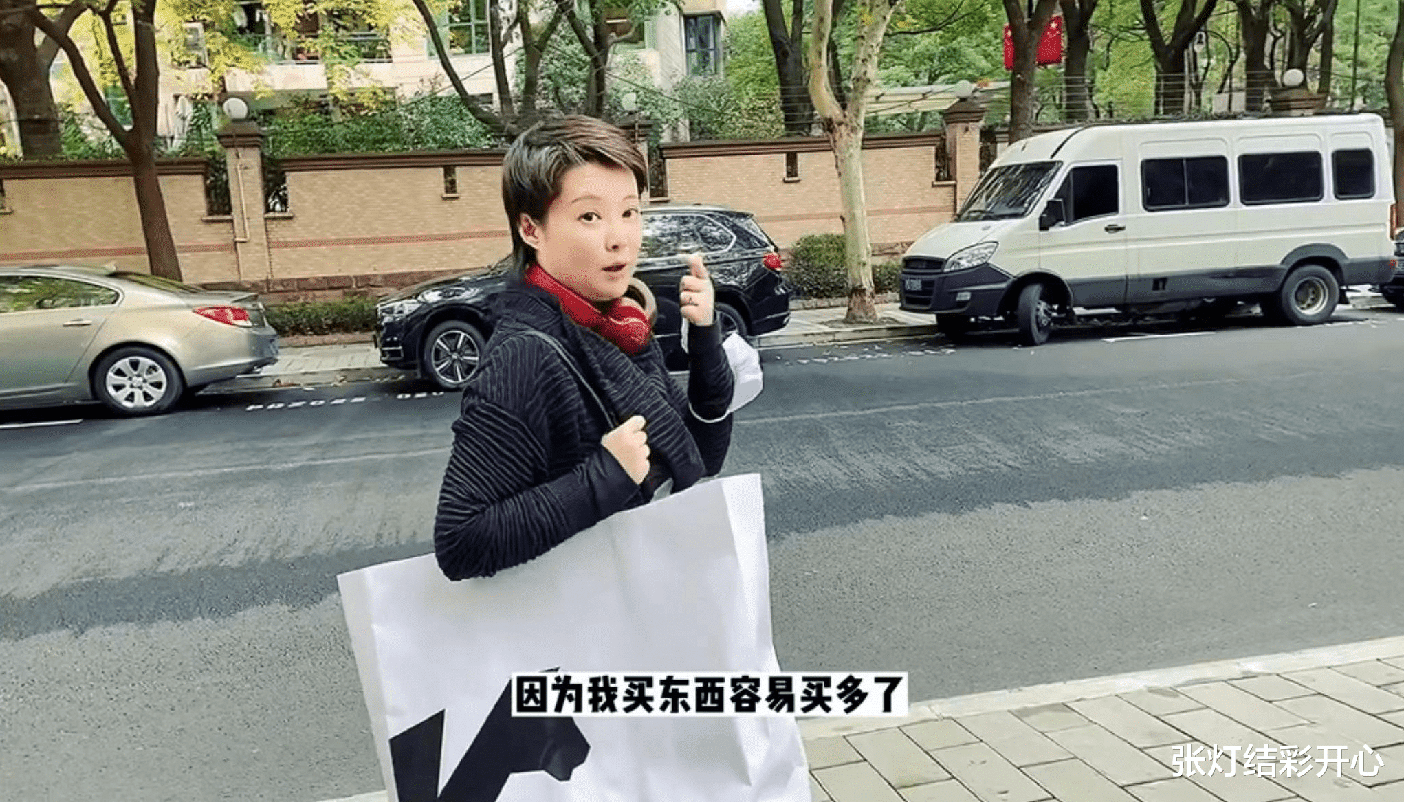 袁立|50岁袁立太接地气,和奶奶一起吃路边摊,身材发福