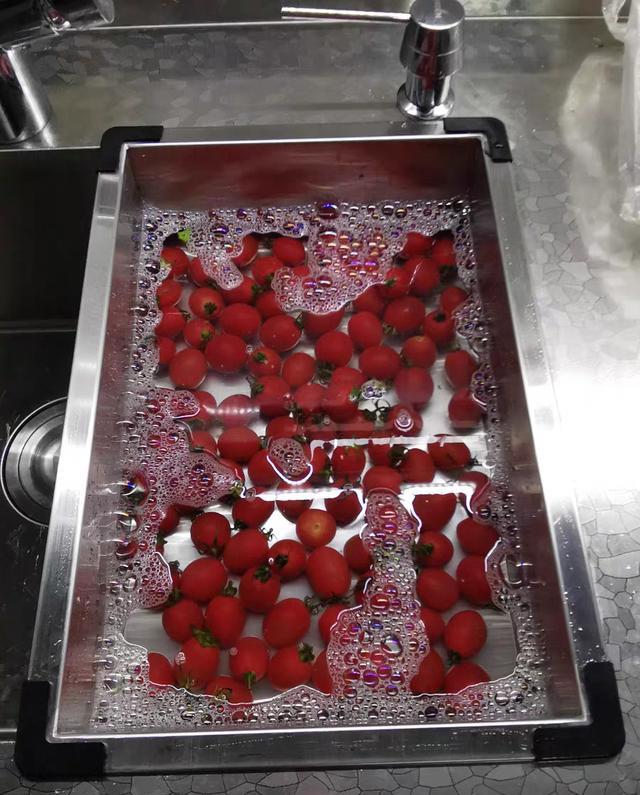 压根不纠结厨房水槽选单还是双,安装可移动的子母槽,可随意切换