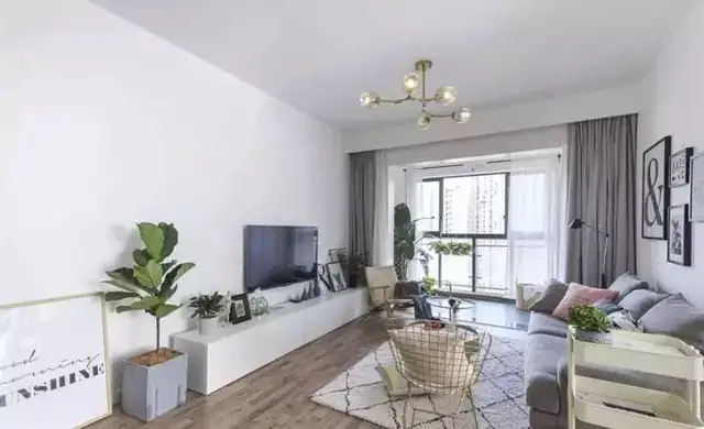 客厅连着阳台，你们喜欢把窗帘，装在哪里呢？