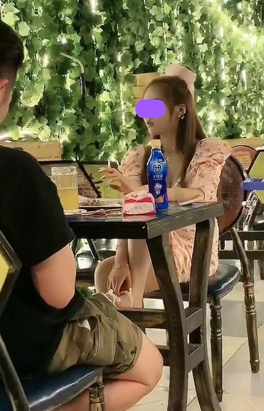 男子去相亲带兄弟去把关,兄弟反馈:她一边抽烟喝酒一边抠脚