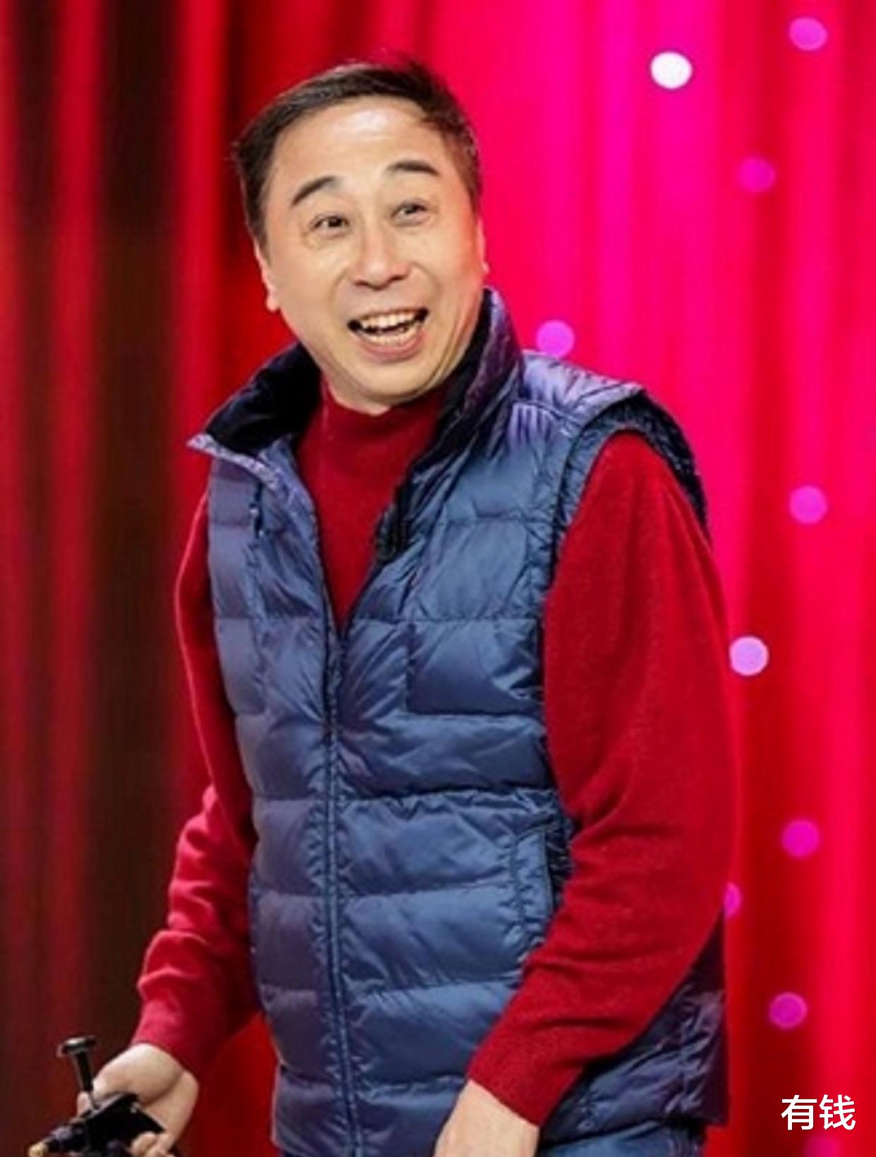 小泡芙|64岁冯巩大雪天遛狗，首度回应不加盟央视春晚，将在仨地方台亮相