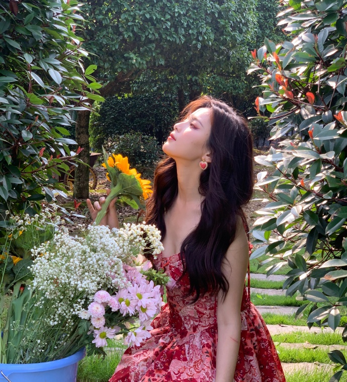 杨幂|杨超越新造型又美出圈!一袭吊带红裙娇艳动人 一颦一笑超迷人