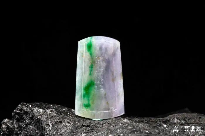 锦上添花|玉赏 ▏俏色巧雕,让翡翠《锦上添花》