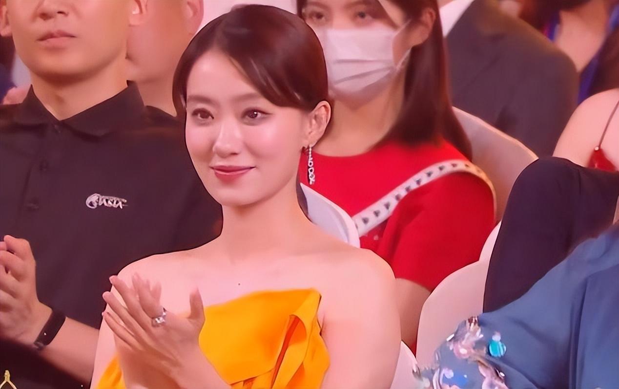 贾玲|百花奖现场明星反应太真实：吴京脸红张译咬牙，贾玲领奖全场哽咽