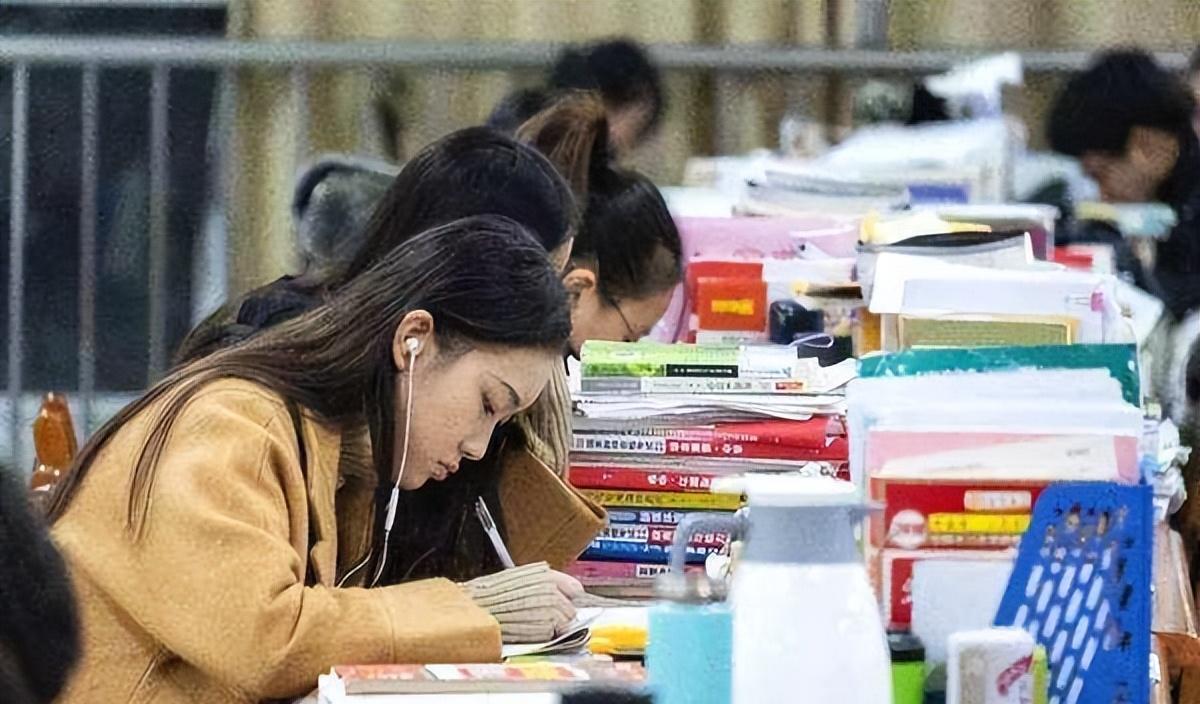 招聘|“无编制”公务员成为新风向，要求跟以往不同，待遇却让人很心动