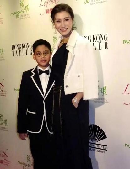 李嘉欣|51岁李嘉欣生活过得真悠闲！穿风衣坐游艇美得像31岁，绝美容颜真不容小看