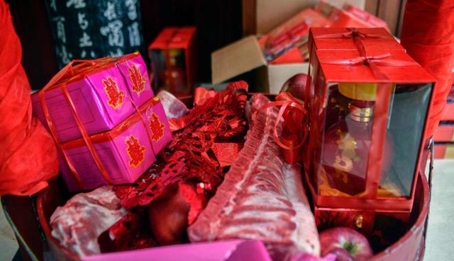 结婚难正在走向“两头婚”，悄然流行意味着什么？你是否能接受？