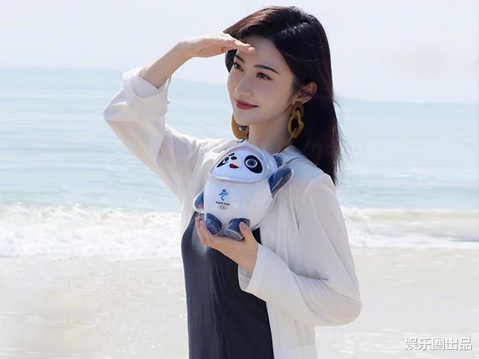 景甜|景甜晒出2张生活照，手中玩偶引起热议，被质疑“蹭热度”