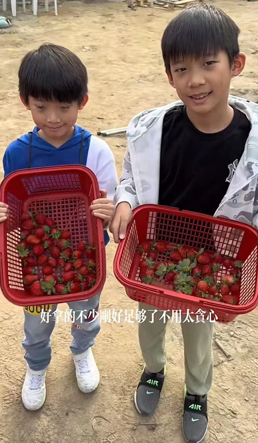 苏晓彤|洪金宝庆71岁生日头发花白,获孙子送手绘卡片,58岁妻子罕见出镜