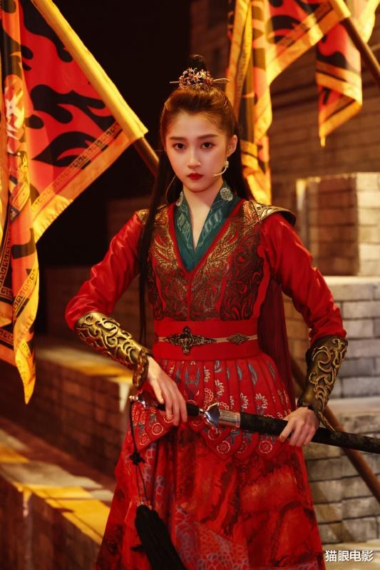 豆瓣|关晓彤古装造型绝了！穿红色战衣手持长剑，网友：侠女好美