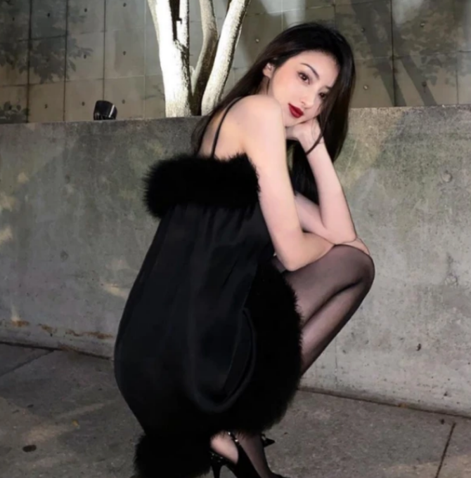 勒布朗·詹姆斯|中国美女球迷火了，观看圣诞大战坐詹姆斯身边，身材傲人气质非凡