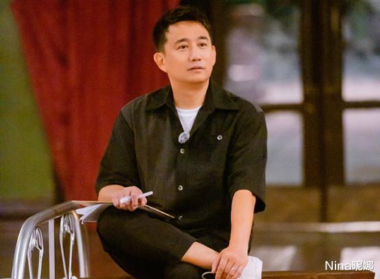 黄磊|黄磊重男轻女？穿大衣赶机只牵儿子不牵女儿，小女儿全程紧跟爸爸好乖