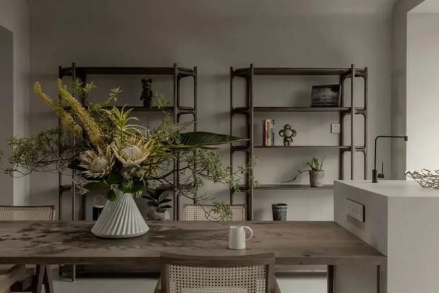 这对北京夫妻太会装修了,230㎡侘寂风大平层,入户便是高级感