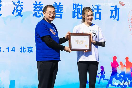 穿衣搭配|谷爱凌央视冰雪之夜演讲,穿西装脱颖而出,大胆说中文真给谷家长脸