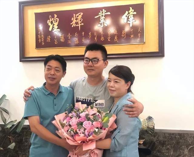 |杜新枝晒姚威旧照,家人合影显露端倪,姚威童年照穿女装显心酸