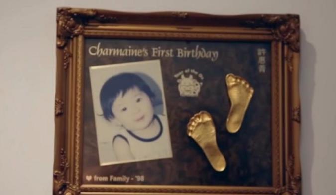 走进许绍雄现实中的家,一家人如今定居新加坡,室内坚持中式装修