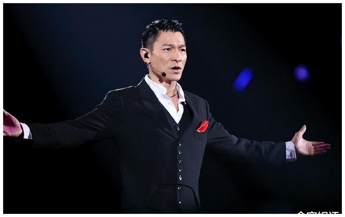 61岁刘德华穿牛仔裤惹争议，裆部拉链部分过于凸起，让人浮想联翩