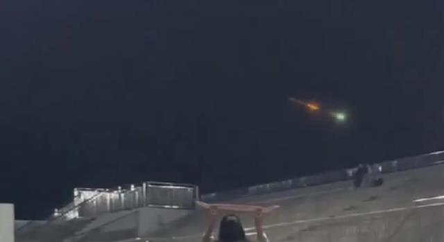 中国多地现不明飞行物,拖着尾焰发出绿色火光,专家:疑似火流星