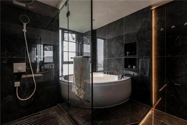 177㎡现代艺术宅,玻璃隔墙通透大气,电视墙的隐形门也很高级