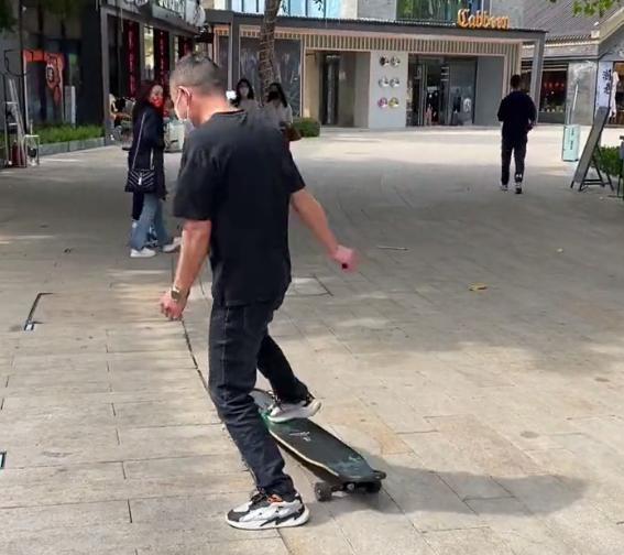 孙悦|孙卓一家玩滑板，孙辉倒栽葱，孙爸偶像包袱重，孙悦摔到怀疑人生