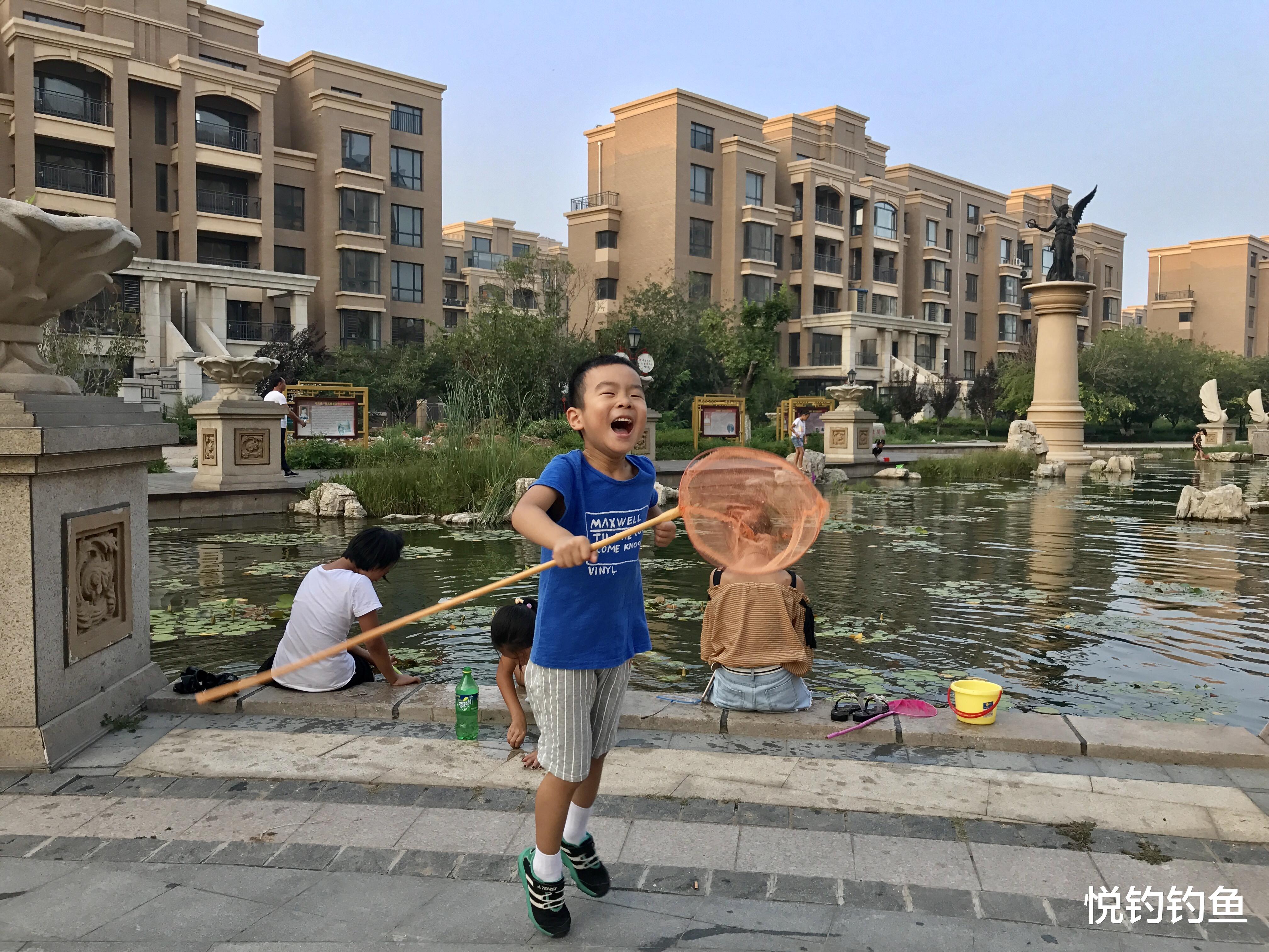 钓鱼|家有小小钓鱼郎，钓龄与年龄齐飞，钓兴与身高比肩……