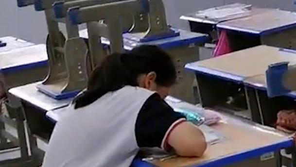 老明星|凭班主任老爸圈粉六百万，王大艺为何惨遭质疑？央媒发声一针见血