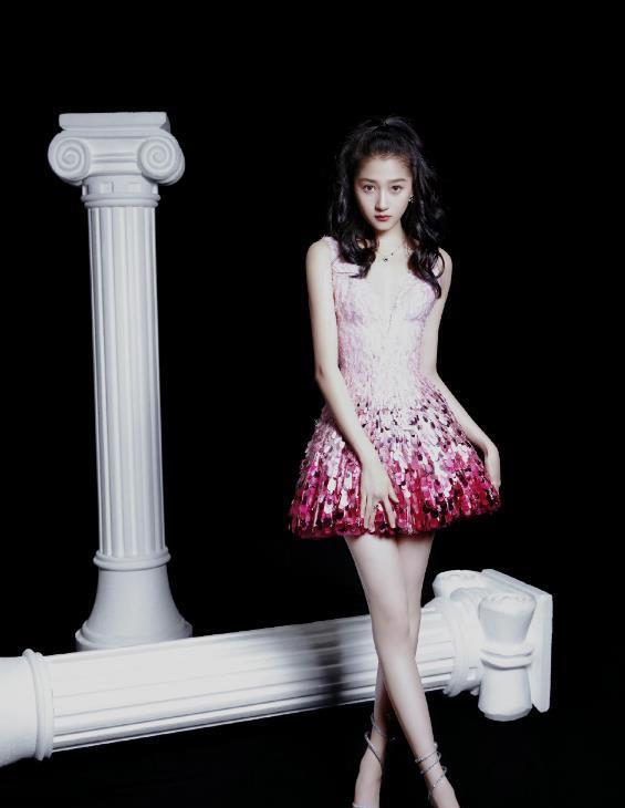 关晓彤|关晓彤：骚气十足！