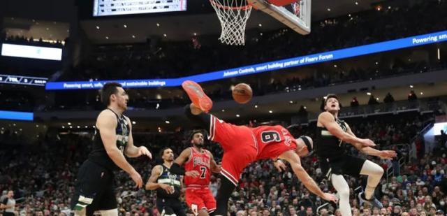 篮网队|NBA早报：两人被罚款1万5，西蒙斯会见篮网高层，库里G5继续替补