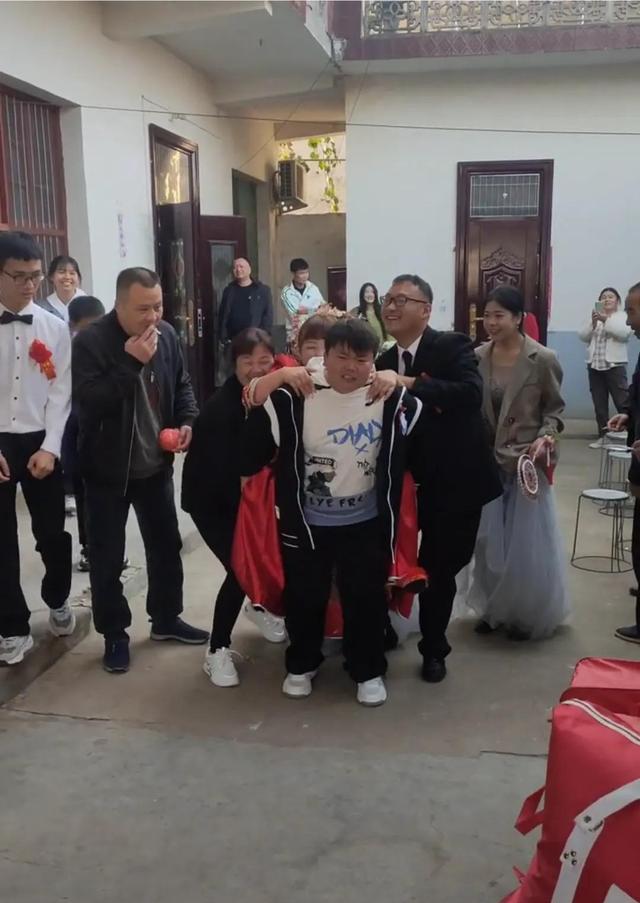 河南:男孩背不动出嫁的姐姐委屈得哭了,网友:有多重心里没数?