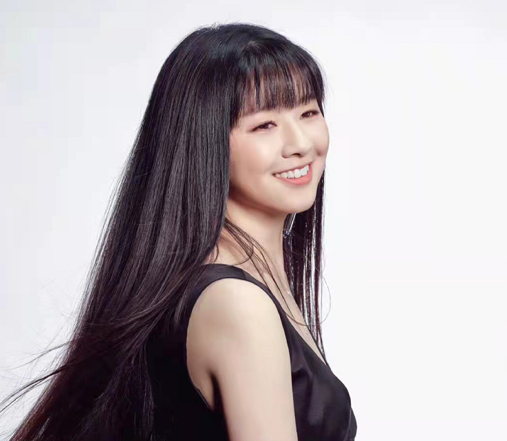 小彩旗|杨丽萍外甥女小彩旗气质大变！发福得快认不出，拄拐杖在英国独居