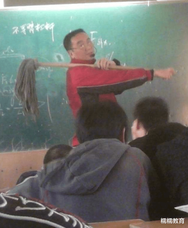 |老师上课的“奇葩”姿势，每张照片都动作清奇，张张都经典