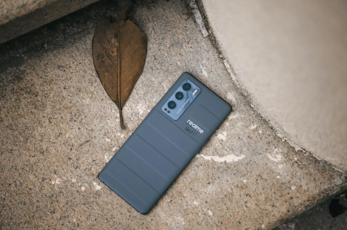 realme|顶配双曲面旗舰一跌再跌，5000万像素三摄+65W快充，仅售2444元