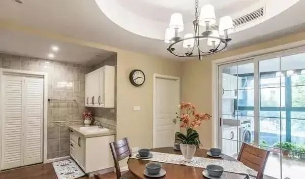 140平三室两厅，客厅上档次，餐厅有情调，阳台最实用，堪称完美