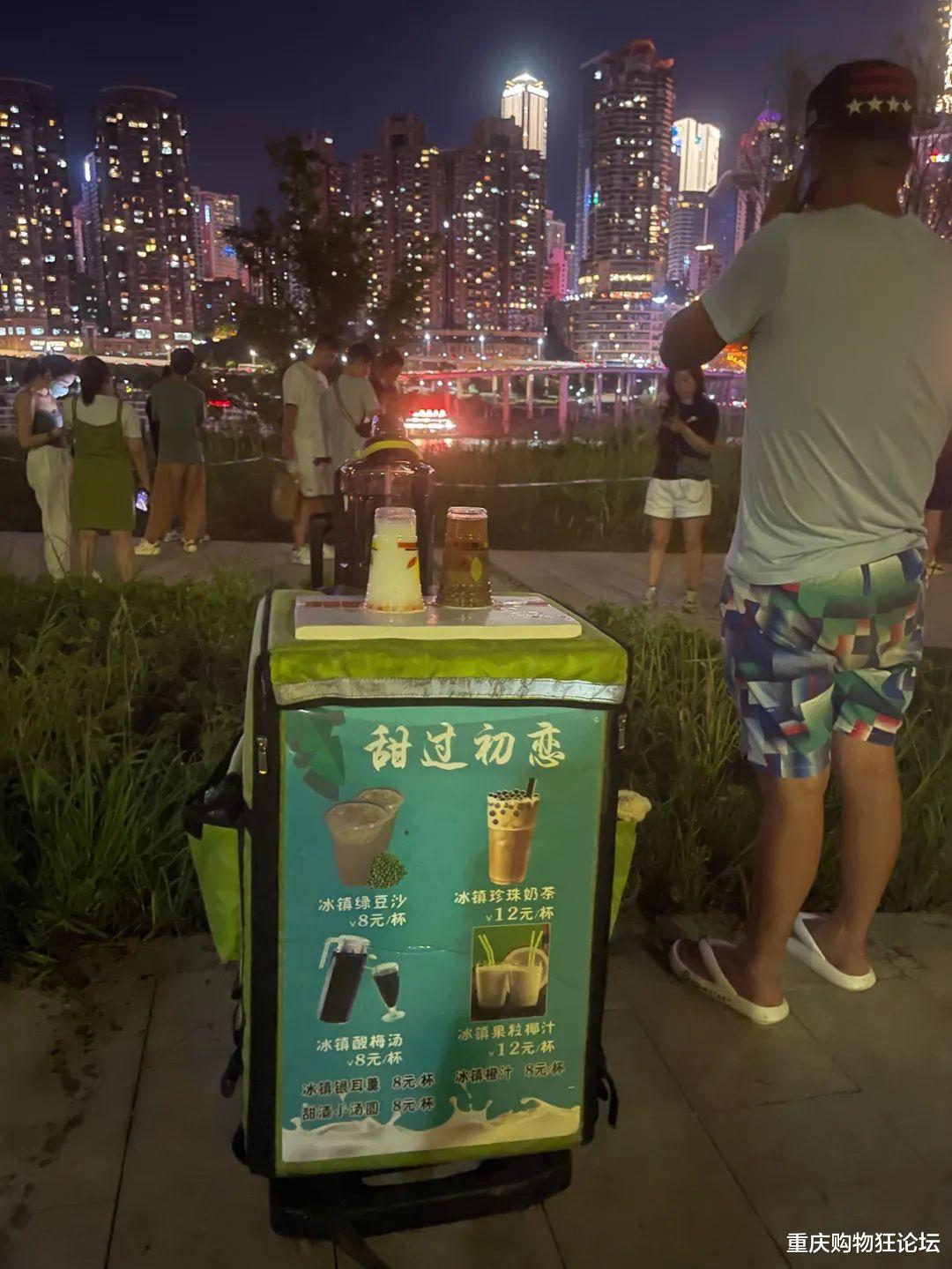 洪崖洞|洪崖洞过气大剧院崛起了？现在流行人山人海半夜看江……