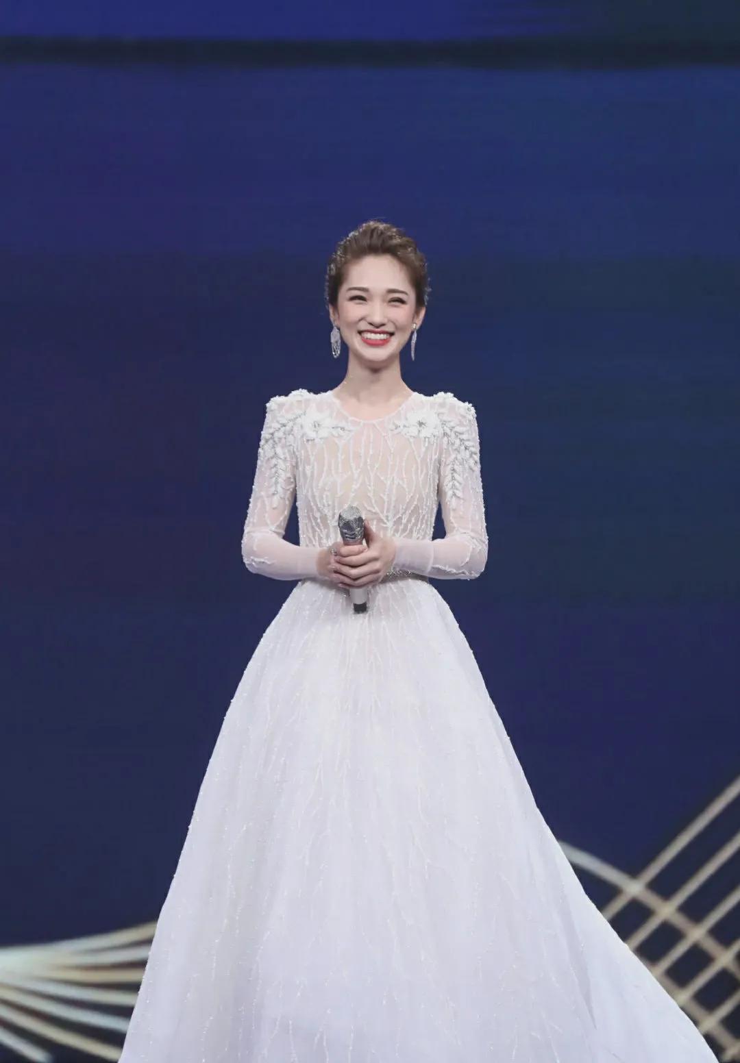 央视|董卿接班人，天生一张央视脸，今海边拍性感大片，扭腰抬手好妩媚