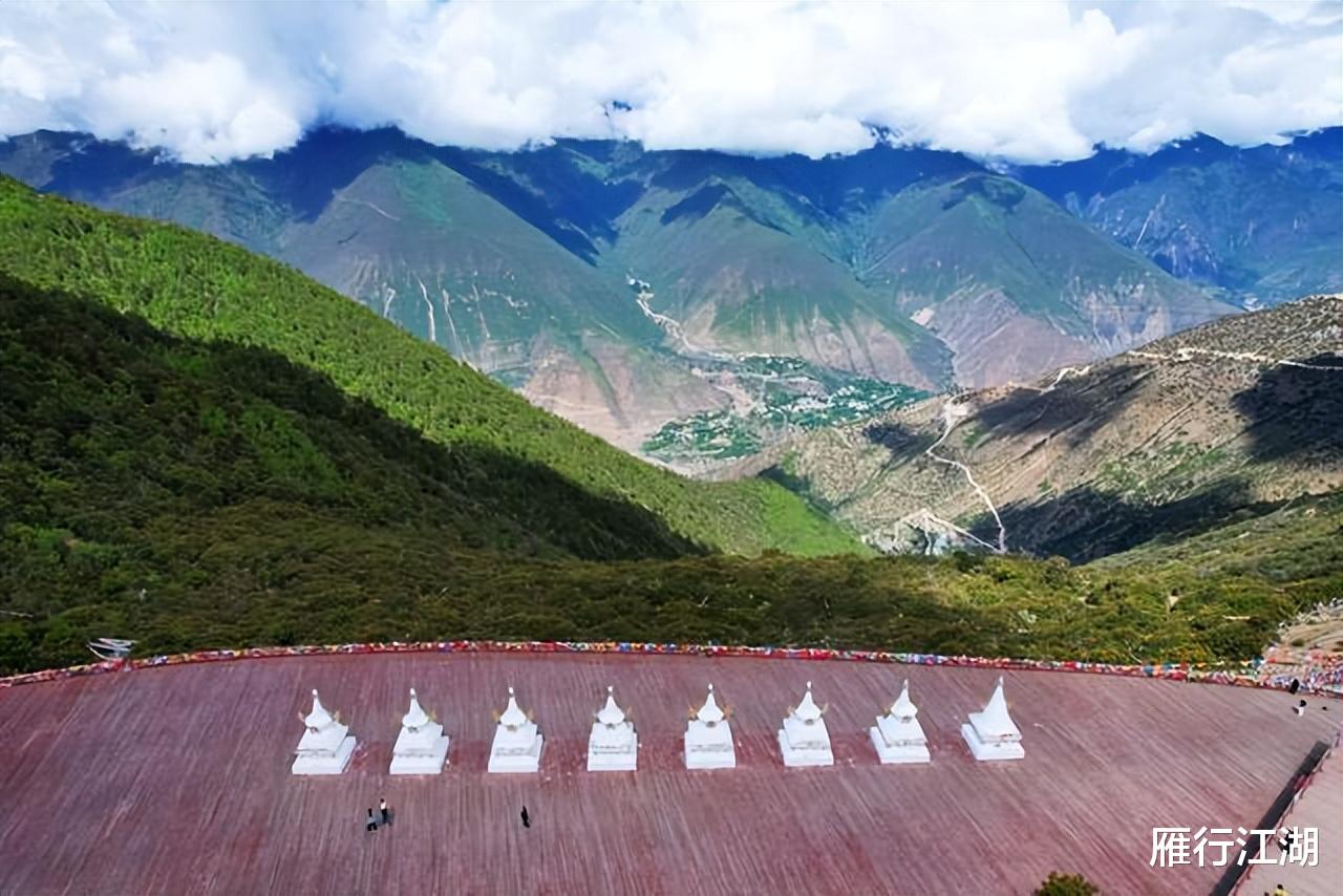 梅里雪山|世界上最凶险的雪山，位于云南，日照金山是摄影人梦寐以求的画面