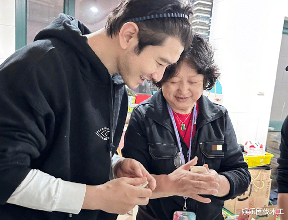 张予曦|黄晓带儿陪父母过节,小海绵擀皮互动好有爱,baby独自工作惹人怜