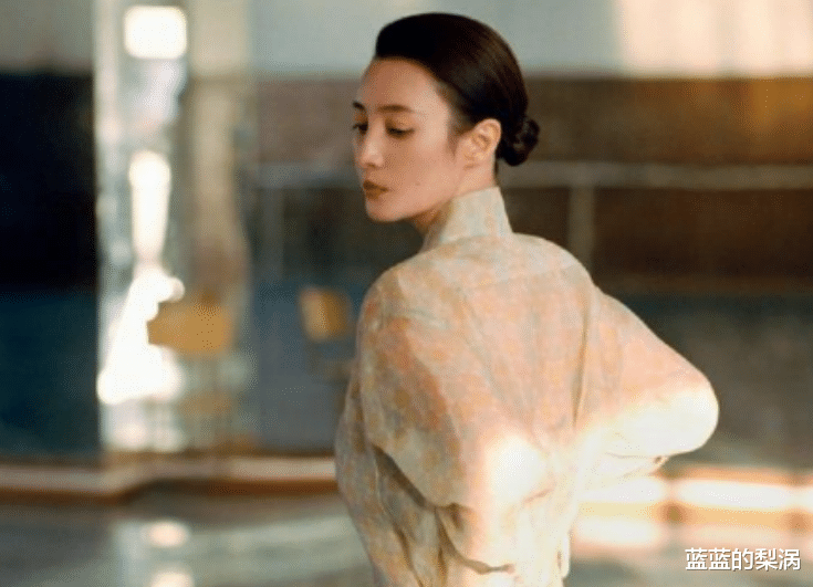 蒋勤勤|冯提莫再一次在家乡舞台献唱,首届川渝春晚,蒋勤勤回归家乡