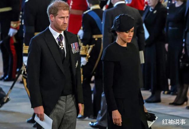 威廉|哈里终于可以穿军装!跟威廉并肩站C位,8个孙辈一起为女王守夜