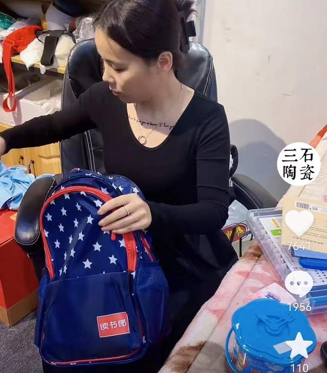 熊磊为儿子整理书包物品,脖子上纹身意外抢镜,遭网友嘲讽