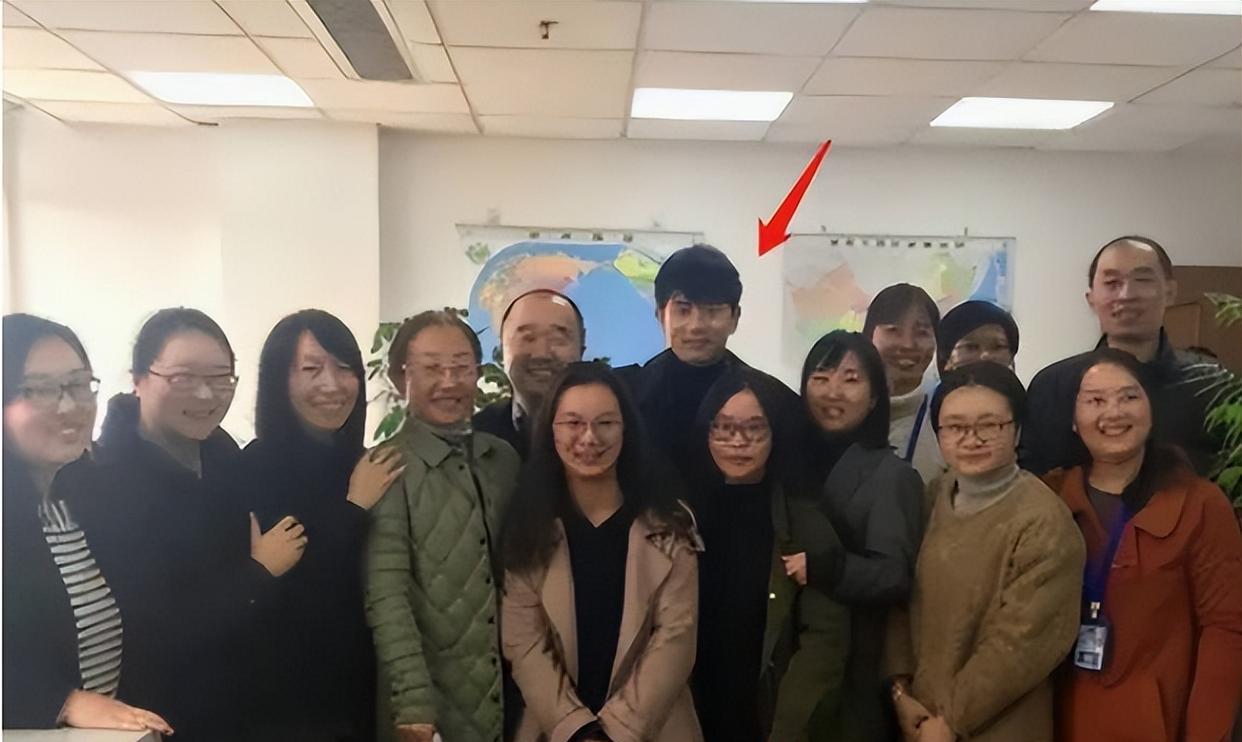 张杰|张杰现身上海大学,入职大学音乐老师,被网友质疑“是否够资格”