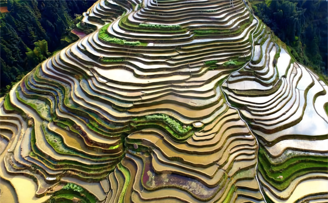 梯田|藏在贵州的梯田景观，占地万亩，还有吊脚楼散落其中，就在黔东南